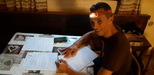 Panne d'lectricit : Pedro corrige ses copies  la frontale