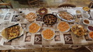 Belle table avec le traditionnel foie gras du Sud-Ouest, le saumon marin, et galement des coquilles saint-Jacques et des sushis saumon