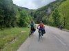 Sur la route, rencontre de Romain et Alexia qui descendent du col de Grimone