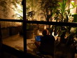 Le soir, Vro se rattrape en travaillant dans le patio. Sympa non?