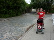 Parfois il y a des trottoirs  poussette, plsu pratique que les pavs :-)