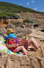 Pause lecture dans un transat en sable