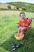 Il fait chaud, Louan (le petit punk) fait baisser la temprature les pieds dans la bassine !