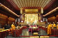 Temple bouddhiste, en plein office