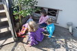 Avec la cousine Yaele, les enfants s'occupent bien de leurs bbs