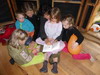 Lecture du soir dans le magnifique dojo en bois, pour s'abriter de la pluie.