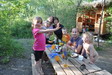 Photo de famille devant la cuisine extrieure