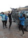 Les filles assurent pour ranger les vlos sur le camion !