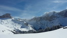 Course  pied dans la neige, belle vue sur le Dvoluy et le plateau de Bure