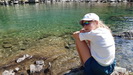 En admiration devant l'eau si claire